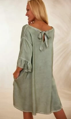 Petite Robe Levana Satin Kaki -Vêtements Soldes 2024 facetune 08 02 2024 15 57 14 1