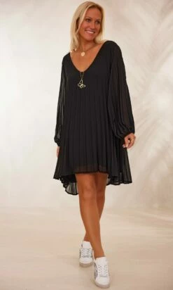 Petite Robe Nuria Plissée Noir -Vêtements Soldes 2024 facetune 08 02 2024 16 11 56