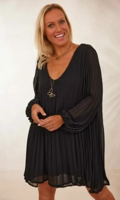 Petite Robe Nuria Plissée Noir -Vêtements Soldes 2024 facetune 08 02 2024 16 16 38