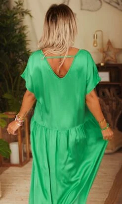 Robe Georgia Satin Vert Brésil -Vêtements Soldes 2024 facetune 08 03 2023 11 20 06