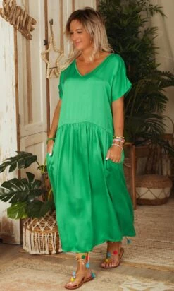 Robe Georgia Satin Vert Brésil -Vêtements Soldes 2024 facetune 08 03 2023 11 20 23