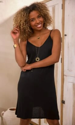 Fond De Robe Noir -Vêtements Soldes 2024 facetune 08 03 2024 15 54 05