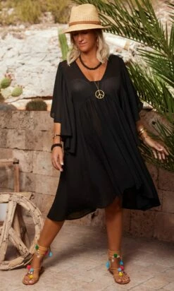 Petite Robe De Plage Kristy Noir -Vêtements Soldes 2024 facetune 08 08 2023 15 24 57