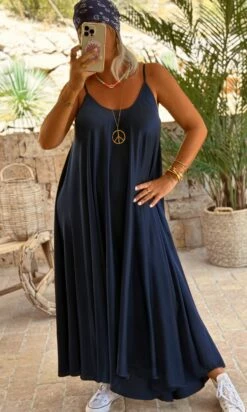 Robe Kimy Bleu Marine -Vêtements Soldes 2024 facetune 08 08 2023 16 48 45