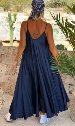 Robe Kimy Bleu Marine -Vêtements Soldes 2024 facetune 08 08 2023 16 54 11