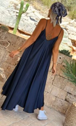 Robe Kimy Bleu Marine -Vêtements Soldes 2024 facetune 08 08 2023 16 55 23