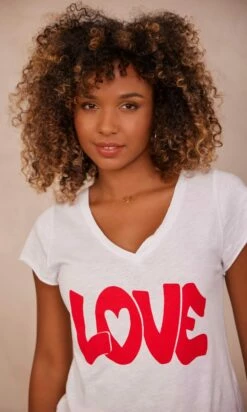 T-Shirt Magda Blanc Love Rouge -Vêtements Soldes 2024 facetune 08 09 2023 12 17 36