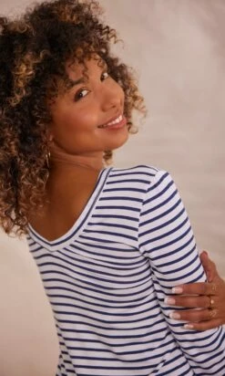 T-Shirt Essentiel ML Blanc Marinière Bleu Marine -Vêtements Soldes 2024 facetune 08 09 2023 15 54 21 2