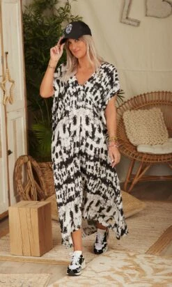 Robe Izabella Tie And Dye Noir 15 Robe Izabella Tie And Dye Noir -Vêtements Soldes 2024 facetune 10 02 2023 16 55 49