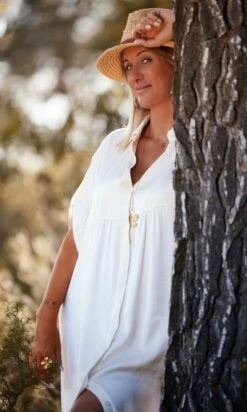 Robe Valène Satin Vanille -Vêtements Soldes 2024 facetune 10 07 2023 11 22 55