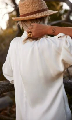 Robe Valène Satin Vanille -Vêtements Soldes 2024 facetune 10 07 2023 11 46 06