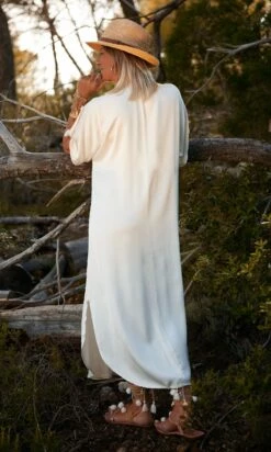 Robe Valène Satin Vanille -Vêtements Soldes 2024 facetune 10 07 2023 11 58 03