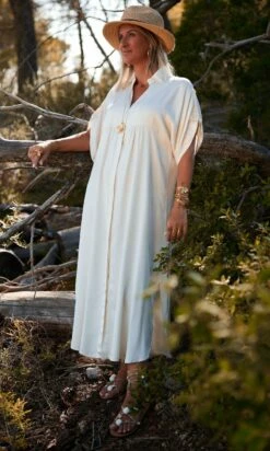 Robe Valène Satin Vanille -Vêtements Soldes 2024 facetune 10 07 2023 12 13 26