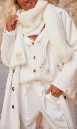 Gilet Nell Blanc Cassé -Vêtements Soldes 2024 facetune 10 10 2023 11 45 20 1