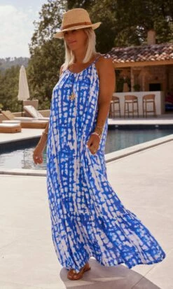 Robe Nayana Bleu Electrique Damiera -Vêtements Soldes 2024 facetune 11 07 2023 10 04 49