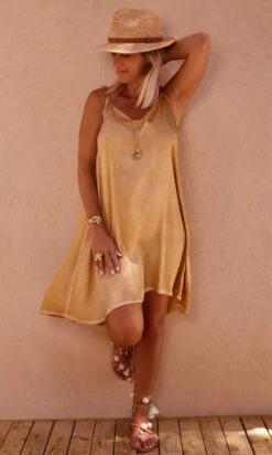 Petite Robe Laly Satin Camel 13 Petite Robe Laly Satin Camel -Vêtements Soldes 2024 facetune 11 07 2023 15 43 35