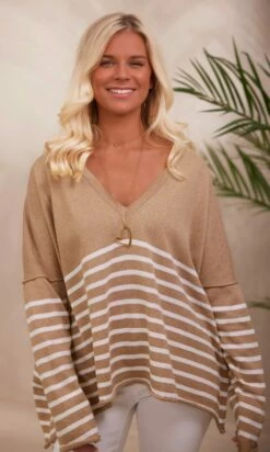 Pull Marius Oversize Taupe Marinière Blanc -Vêtements Soldes 2024 facetune 11 10 2023 10 20 45