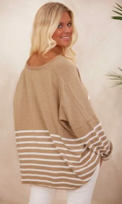 Pull Marius Oversize Taupe Marinière Blanc -Vêtements Soldes 2024 facetune 11 10 2023 10 59 05
