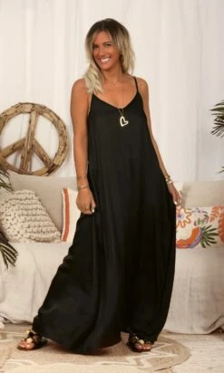 Robe Laly Satin Noir -Vêtements Soldes 2024 facetune 12 02 2024 14 38 50