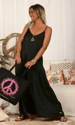 Robe Laly Satin Noir -Vêtements Soldes 2024 facetune 12 02 2024 14 53 16