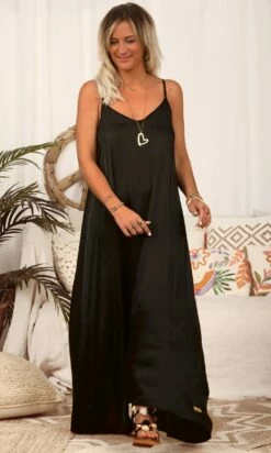 Robe Laly Satin Noir -Vêtements Soldes 2024 facetune 12 02 2024 15 04 52