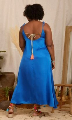 Robe Laly Satin Bleu Electrique -Vêtements Soldes 2024 facetune 12 04 2023 19 23 35