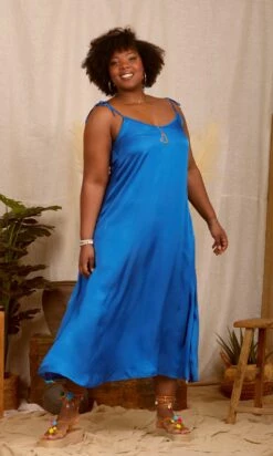 Robe Laly Satin Bleu Electrique -Vêtements Soldes 2024 facetune 12 04 2023 19 53 26