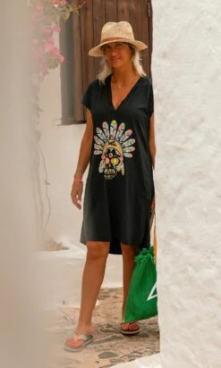 Petite Robe Isadora Noir Pluma Skull Multicolor 11 Petite Robe Isadora Noir Pluma Skull Multicolor -Vêtements Soldes 2024 facetune 12 06 2023 12 47 50