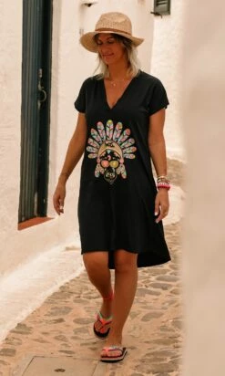 Petite Robe Isadora Noir Pluma Skull Multicolor 12 Petite Robe Isadora Noir Pluma Skull Multicolor -Vêtements Soldes 2024 facetune 12 06 2023 12 47 53