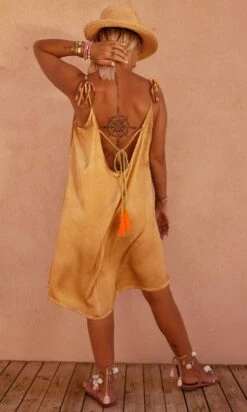 Petite Robe Laly Satin Camel 12 Petite Robe Laly Satin Camel -Vêtements Soldes 2024 facetune 12 07 2023 10 23 58