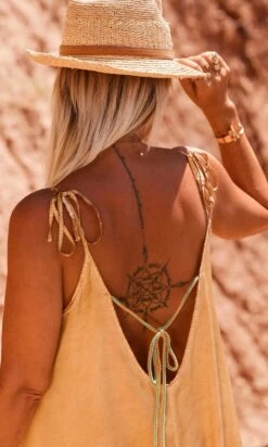 Petite Robe Laly Satin Camel 15 Petite Robe Laly Satin Camel -Vêtements Soldes 2024 facetune 12 07 2023 10 41 16