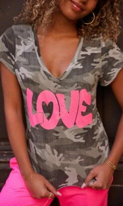 T-Shirt Magda Kaki Camouflage Love Rose Fluo -Vêtements Soldes 2024 facetune 12 10 2023 10 53 19