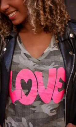 T-Shirt Magda Kaki Camouflage Love Rose Fluo -Vêtements Soldes 2024 facetune 12 10 2023 11 06 02