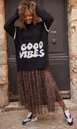 Pull Amaury Noir Good Vibes Blanc -Vêtements Soldes 2024 facetune 12 10 2023 14 37 31