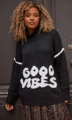 Pull Amaury Noir Good Vibes Blanc -Vêtements Soldes 2024 facetune 12 10 2023 14 45 13