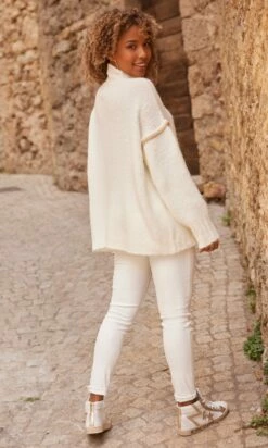 Pull Amaury Blanc Cassé Good Vibes Doré -Vêtements Soldes 2024 facetune 12 10 2023 16 34 51