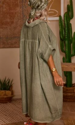Petite Robe Chemise Sherine Oversize Kaki 14 Petite Robe Chemise Sherine Oversize Kaki -Vêtements Soldes 2024 facetune 13 07 2023 14 32 12