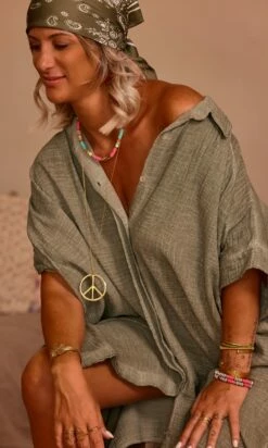 Petite Robe Chemise Sherine Oversize Kaki 13 Petite Robe Chemise Sherine Oversize Kaki -Vêtements Soldes 2024 facetune 13 07 2023 14 32 23