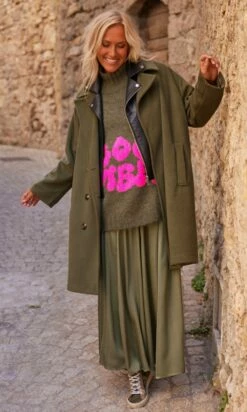 Jupon Ayron Satin Kaki 15 Jupon Ayron Satin Kaki -Vêtements Soldes 2024 facetune 13 10 2023 12 20 24 1