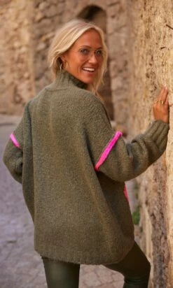 Pull Amaury Kaki Good Vibes Rose Fluo -Vêtements Soldes 2024 facetune 13 10 2023 12 40 10