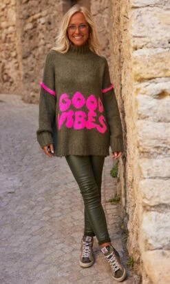 Pull Amaury Kaki Good Vibes Rose Fluo