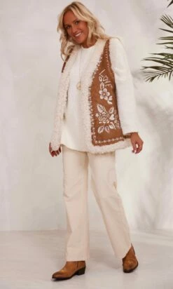 Pantalon Jovan Velours Blanc Cassé -Vêtements Soldes 2024 facetune 13 11 2023 16 29 39 1 1