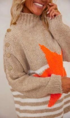 Pull Loann Taupe Marinière Blanc Star Orange Fluo -Vêtements Soldes 2024 facetune 13 11 2023 21 22 24