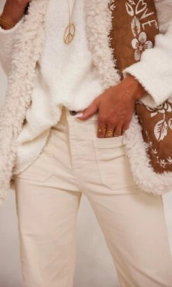 Pantalon Jovan Velours Blanc Cassé -Vêtements Soldes 2024 facetune 13 11 2023 21 38 11 1 1