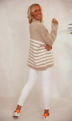 Pull Loann Taupe Marinière Blanc Star Orange Fluo -Vêtements Soldes 2024 facetune 13 11 2023 21 45 42