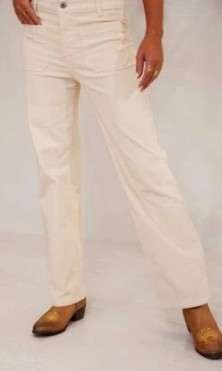 Pantalon Jovan Velours Blanc Cassé -Vêtements Soldes 2024 facetune 13 11 2023 22 03 28