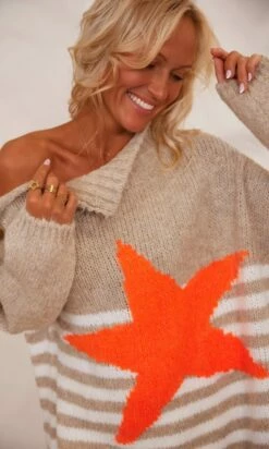 Pull Loann Taupe Marinière Blanc Star Orange Fluo -Vêtements Soldes 2024 facetune 13 11 2023 22 09 30