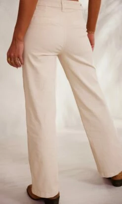 Pantalon Jovan Velours Blanc Cassé -Vêtements Soldes 2024 facetune 13 11 2023 22 20 55