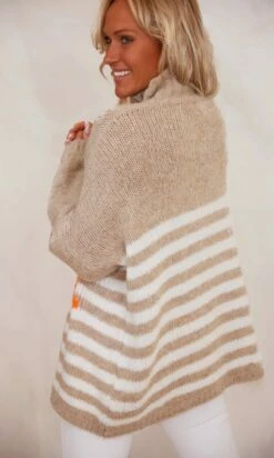 Pull Loann Taupe Marinière Blanc Star Orange Fluo -Vêtements Soldes 2024 facetune 13 11 2023 22 27 02