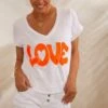T-Shirt Magda Blanc Love Orange Fluo 2 T-Shirt Magda Blanc Love Orange Fluo -Vêtements Soldes 2024 facetune 14 02 2024 10 05 40
